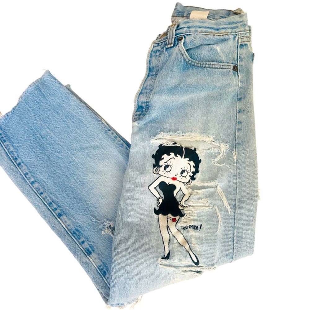 LEVI’S VINTAGE RARE 1990s TOO CUTE BETTY BOOP EMBROILED BUTTON FLY JEANS.